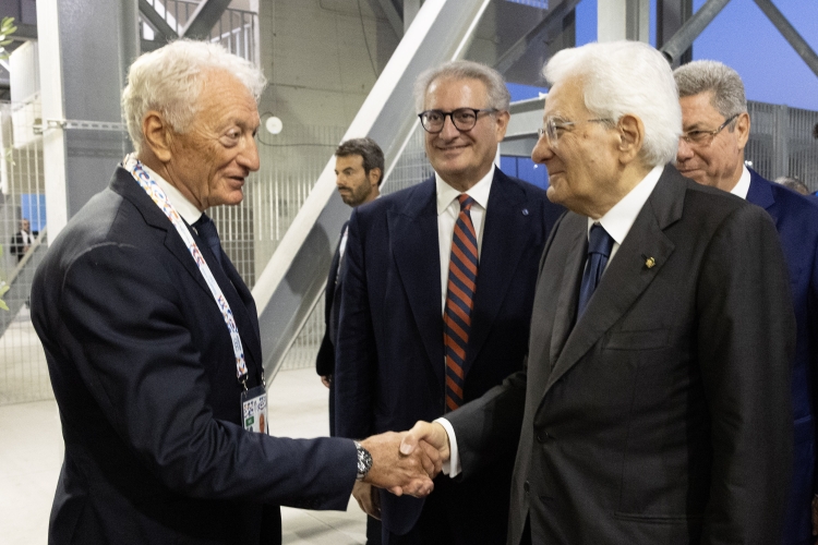 Il Presidente della Repubblica Sergio Mattarella saluta Luciano Buonfiglio, Presidente del Comitato Olimpico Nazionale, in occasione della cerimonia di apertura dei XX Giochi del Mediterraneo Taranto 2026  
