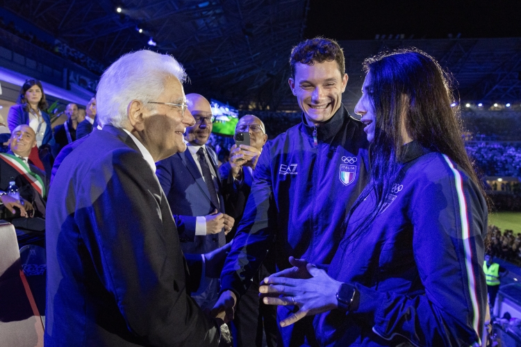 Il Presidente della Repubblica Sergio Mattarella saluta i portabandiera Filippo Tortu e Irma Testa in occasione della cerimonia di apertura dei XX Giochi del Mediterraneo Taranto 2026  

