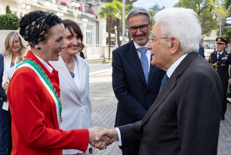 Il Presidente Sergio Mattarella con Katharina Zeller, Sindaca di Merano alla cerimonia in occasione della “Giornata dell’Autonomia” 