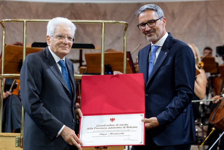 Il Presidente Sergio Mattarella riceve l'onorificenza di Grand’ordine di merito della Provincia autonoma di Bolzano da parte del Presidente della Provincia autonoma di Bolzano nel corso della cerimonia in occasione della “Giornata dell’Autonomia”