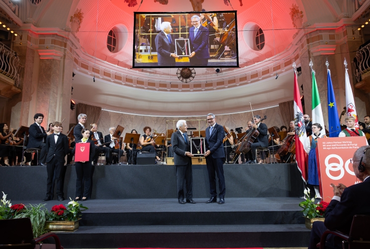 Il Presidente Sergio Mattarella riceve l'onorificenza di Grand’ordine di merito della Provincia autonoma di Bolzano da parte del Presidente della Provincia autonoma di Bolzano nel corso della cerimonia in occasione della “Giornata dell’Autonomia”