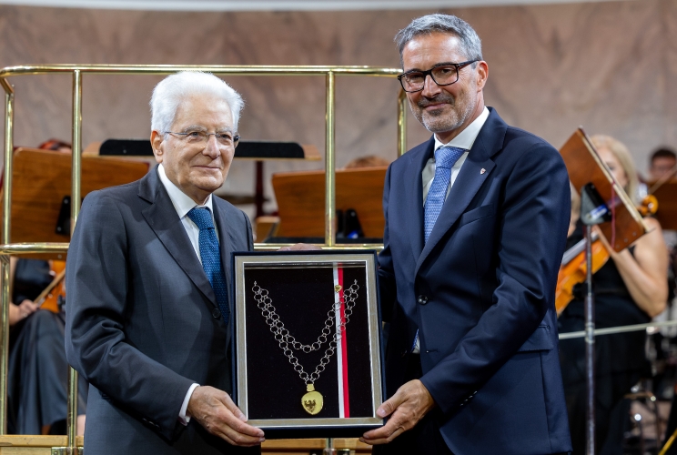 Il Presidente Sergio Mattarella riceve l'onorificenza di Grand’ordine di merito della Provincia autonoma di Bolzano da parte del Presidente della Provincia autonoma di Bolzano nel corso della cerimonia in occasione della “Giornata dell’Autonomia”
