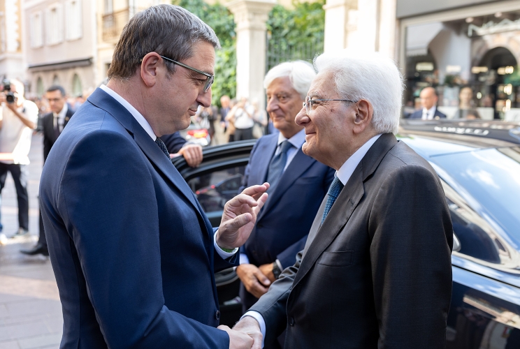  Il Presidente Sergio Mattarella accolto da Maurizio Fugatti, Presidente della Provincia autonoma di Trento, in occasione della cerimonia “1946-2026: 80 anni di una Repubblica e di una Autonomia speciale”