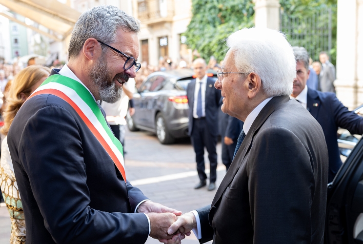 Il Presidente Sergio Mattarella accolto da Franco Ianeselli, Sindaco di Trento in occasione della cerimonia “1946-2026: 80 anni di una Repubblica e di una Autonomia speciale”