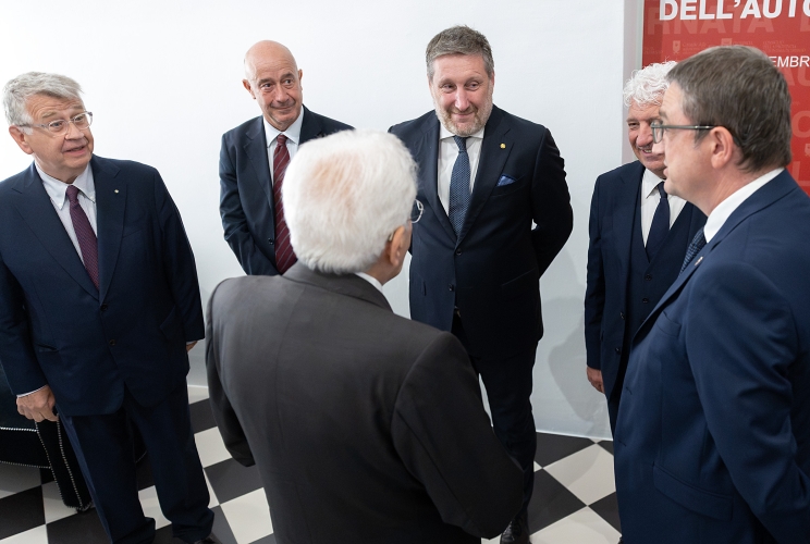 Il Presidente Sergio Mattarella con Claudio Soini, Presidente del Consiglio provinciale di Trento, Michele Cereghini, Presidente del Consiglio delle autonomie locali della Provincia autonoma di Trento, Umberto Gentiloni, Professore ordinario di Storia contemporanea presso la Sapienza Università di Roma e Giuseppe Tognon, Presidente della Fondazione trentina Alcide De Gasperi, in occasione della cerimonia “1946-2026: 80 anni di una Repubblica e di una Autonomia speciale”