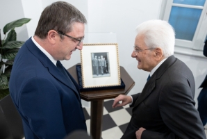 Il Presidente Sergio Mattarella accolto da Maurizio Fugatti, Presidente della Provincia autonoma di Trento, in occasione della cerimonia “1946-2026: 80 anni di una Repubblica e di una Autonomia speciale”