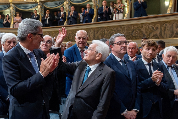 Il Presidente Sergio Mattarella nel corso della cerimonia “1946-2026: 80 anni di una Repubblica e di una Autonomia speciale”,  risponde al saluto del pubblico