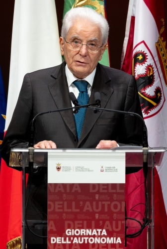Il Presidente Sergio Mattarella rivolge il suo indirizzo di saluto, in occasione della cerimonia “1946-2026: 80 anni di una Repubblica e di una Autonomia speciale”