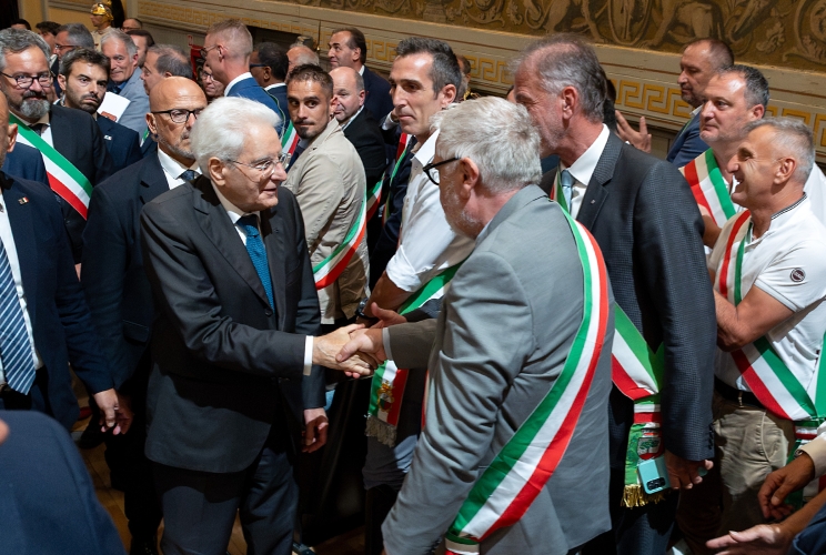 Il Presidente Sergio Mattarella al termine della cerimonia “1946-2026: 80 anni di una Repubblica e di una Autonomia speciale”, saluta i sindaci della Provincia presenti