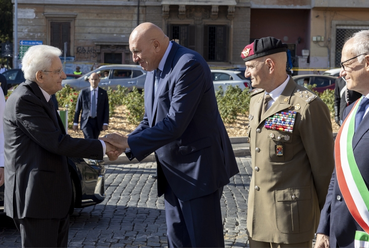 Il Presidente Sergio Mattarella accolto da Guido Crosetto, Ministro della difesa-Rappresentante di Governo, dal  Gen. Luciano Portolano, Capo di stato maggiore della difesa e da Roberto Gualtieri, Sindaco di Roma Capitale, in occasione della deposizione di due corone d’alloro a Porta San Paolo e al Parco della Resistenza, in occasione dell’83° anniversario della Difesa di Roma
