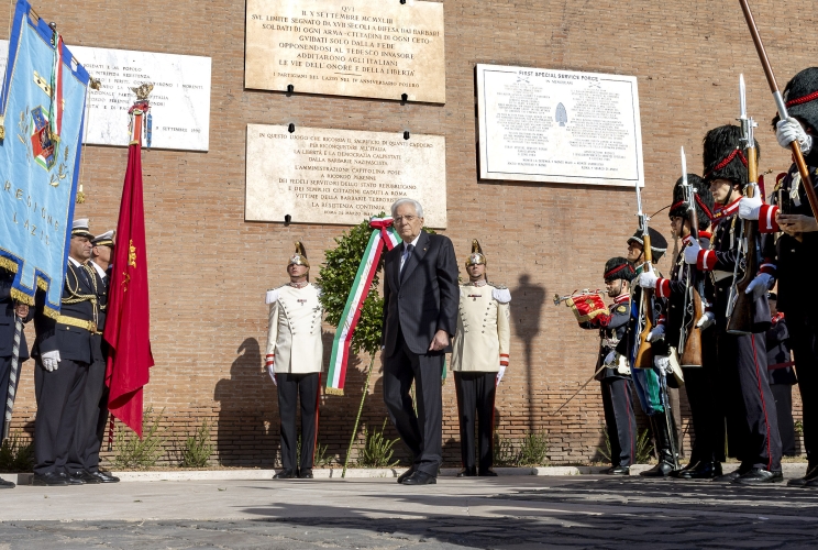 Il Presidente Sergio Mattarella in occasione della deposizione di una corona d’alloro a Porta San Paolo, in occasione dell’83° anniversario della Difesa di Roma