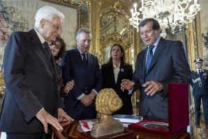 Il Presidente Sergio Mattarella con Fiona Papajorgji, Presidente della Corte Costituzionale della Repubblica d’Albania, Javier Cremades, Presidente della World Jurist Association (WJA) e della World Law Foundation (WLF) e il Dott. Héctor Valdés, chirurgo e artista, in occasione dell'incontro con una delegazione della World Jurist Association e della World Law Foundation