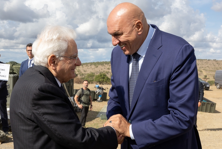 Il Presidente Sergio Mattarella accolto da Guido Crosetto, Ministro della difesa in occasione dell'esercitazione “AEGIS 26” dell’Esercito italiano presso il Poligono di Monte Romano