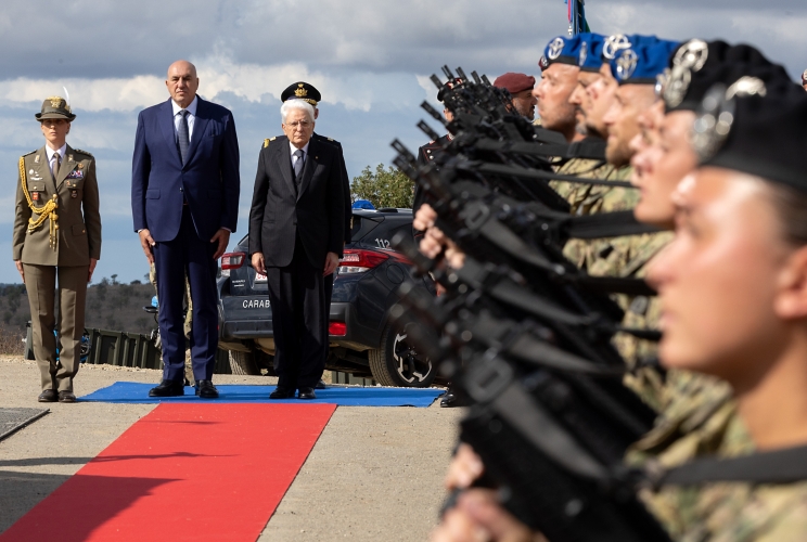 Il Presidente Sergio Mattarella accompagnato da Guido Crosetto, Ministro della difesa e dal Gen. C.A. Carmine Masiello, Capo di Stato maggiore dell’Esercito, passa in rassegna il reparto schierato con Bandiera e banda in occasione dell'esercitazione “AEGIS 26” dell’Esercito italiano presso il Poligono di Monte Romano