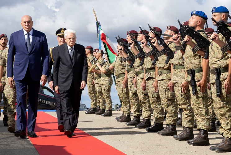 Il Presidente Sergio Mattarella accompagnato da Guido Crosetto, Ministro della difesa e dal Gen. C.A. Carmine Masiello, Capo di Stato maggiore dell’Esercito passa in rassegna il reparto schierato con Bandiera e banda, in occasione dell'esercitazione “AEGIS 26” dell’Esercito italiano presso il Poligono di Monte Romano