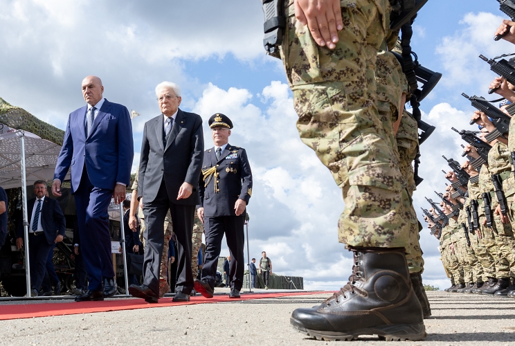 Il Presidente Sergio Mattarella accompagnato da Guido Crosetto, Ministro della difesa e dal Gen. C.A. Carmine Masiello, Capo di Stato maggiore dell’Esercito passa in rassegna il reparto schierato con Bandiera e banda, in occasione dell'esercitazione “AEGIS 26” dell’Esercito italiano presso il Poligono di Monte Romano
