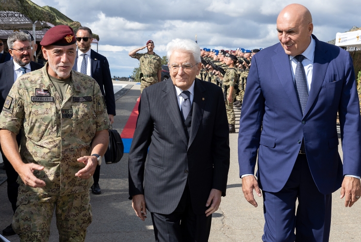 Il Presidente Sergio Mattarella accolto da Guido Crosetto, Ministro della difesa e dal Gen. C.A. Carmine Masiello, Capo di Stato maggiore dell’Esercito in occasione dell'esercitazione “AEGIS 26” dell’Esercito italiano presso il Poligono di Monte Romano