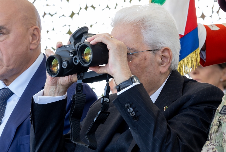 Il Presidente Sergio Mattarella accompagnato da Guido Crosetto, Ministro della difesa e dal Gen. C.A. Carmine Masiello, Capo di Stato maggiore dell’Esercito passa in rassegna il reparto schierato con Bandiera e banda, in occasione dell'esercitazione “AEGIS 26” dell’Esercito italiano presso il Poligono di Monte Romano