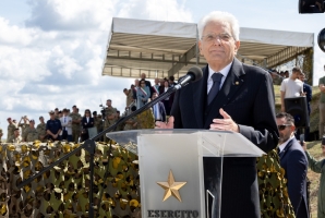 Il Presidente Sergio Mattarella accompagnato da Guido Crosetto, Ministro della difesa e dal Gen. C.A. Carmine Masiello, Capo di Stato maggiore dell’Esercito passa in rassegna il reparto schierato con Bandiera e banda, in occasione dell'esercitazione “AEGIS 26” dell’Esercito italiano presso il Poligono di Monte Romano
