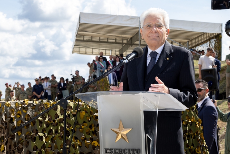 Il Presidente Sergio Mattarella accompagnato da Guido Crosetto, Ministro della difesa e dal Gen. C.A. Carmine Masiello, Capo di Stato maggiore dell’Esercito passa in rassegna il reparto schierato con Bandiera e banda, in occasione dell'esercitazione “AEGIS 26” dell’Esercito italiano presso il Poligono di Monte Romano