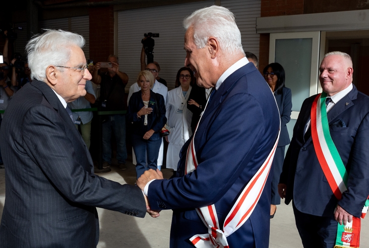 Il Presidente Sergio Mattarella accolto da Eugenio Giani, Presidente della Regione Toscana e Antonfrancesco Vivarelli Colonna, Sindaco di Grosseto in occasione della visita alla Stanza Rosa del pronto soccorso dell'Ospedale Misericordia