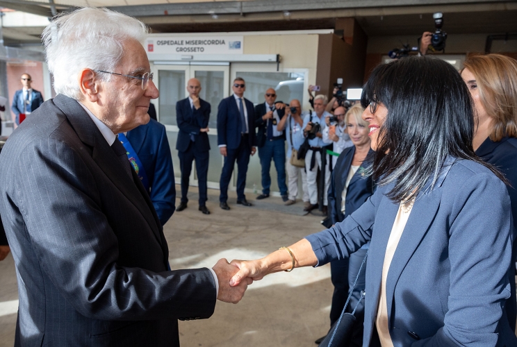  Il Presidente Sergio Mattarella accolto da Biancamaria Rossi, Direttrice generale f.f. dell’Azienda USL Toscana Sud-Est in occasione della visita alla Stanza Rosa del pronto soccorso dell'Ospedale Misericordia