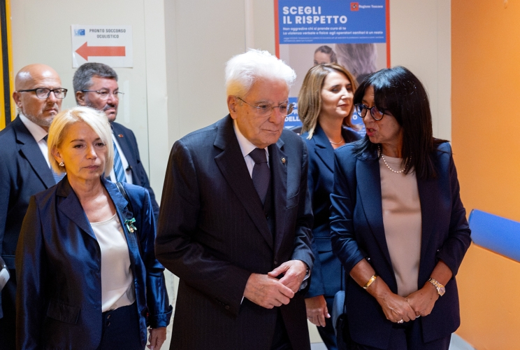 Il Presidente Sergio Mattarella nel corso della visita alla Stanza Rosa del pronto soccorso dell'Ospedale Misericordia, saluta il personale presente