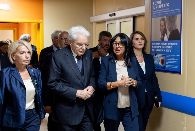 Il Presidente Sergio Mattarella nel corso della visita alla Stanza Rosa del pronto soccorso dell'Ospedale Misericordia, saluta il personale presente
