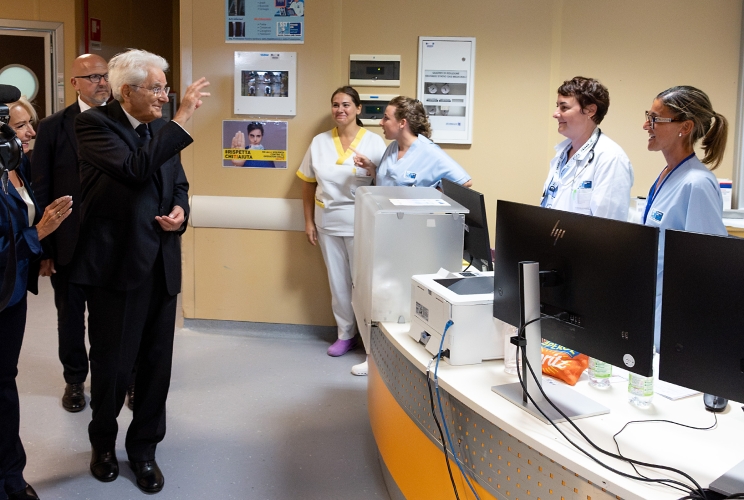 Il Presidente Sergio Mattarella nel corso della visita alla Stanza Rosa del pronto soccorso dell'Ospedale Misericordia, saluta il personale presente