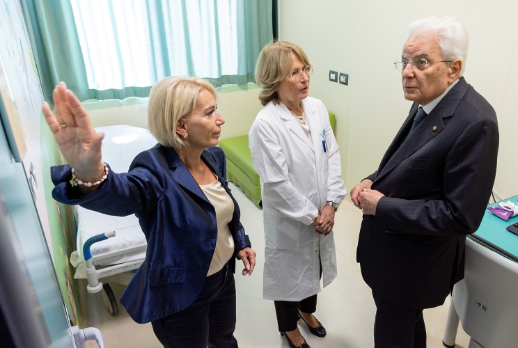  Il Presidente Sergio Mattarella nel corso della visita alla Stanza Rosa del pronto soccorso dell'Ospedale Misericordia