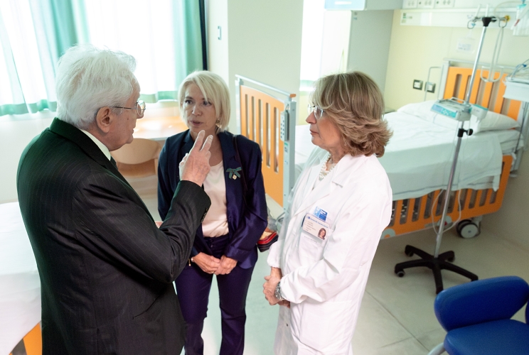  Il Presidente Sergio Mattarella nel corso della visita alla Stanza Rosa del pronto soccorso dell'Ospedale Misericordia