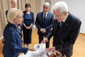 Il Presidente Sergio Mattarella nel corso della visita alla Stanza Rosa del pronto soccorso dell'Ospedale Misericordia