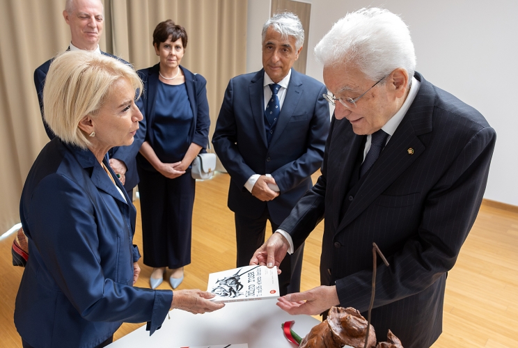 Il Presidente Sergio Mattarella nel corso della visita alla Stanza Rosa del pronto soccorso dell'Ospedale Misericordia