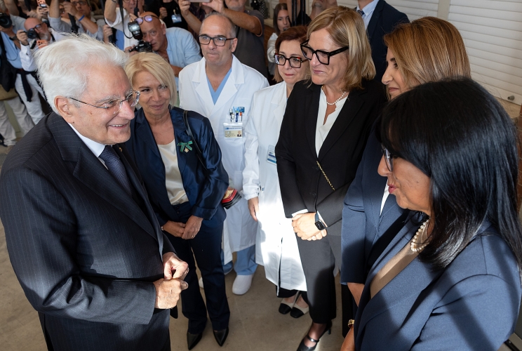  Il Presidente Sergio Mattarella con Dott.ssa Biancamaria Rossi, Direttrice generale f.f. dell’Azienda USL Toscana Sud-Est; la Dott.ssa Barbara Innocenti, Direttrice sanitaria, la Dott.ssa Patrizia Castellucci, Direttrice dei servizi sociali, Dott.ssa Silvana Pilia, Direttrice del Presidio ospedaliero dell’area grossetana, il Dott. Simone Geraci, Direttore f.f. pronto soccorso Grosseto e la Dott.ssa Vittoria Doretti, Responsabile della Rete regionale Codice Rosa, in occasione della visita alla Stanza Rosa del pronto soccorso dell'Ospedale Misericordia