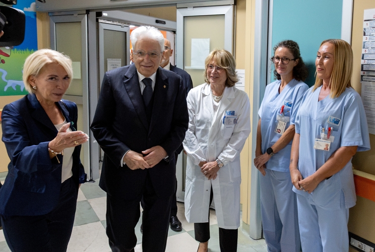 Il Presidente Sergio Mattarella nel corso della visita alla Stanza Rosa del pronto soccorso dell'Ospedale Misericordia