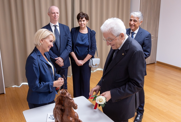 Il Presidente Sergio Mattarella riceve la rosa bianca, simbolo del Codice Rosa