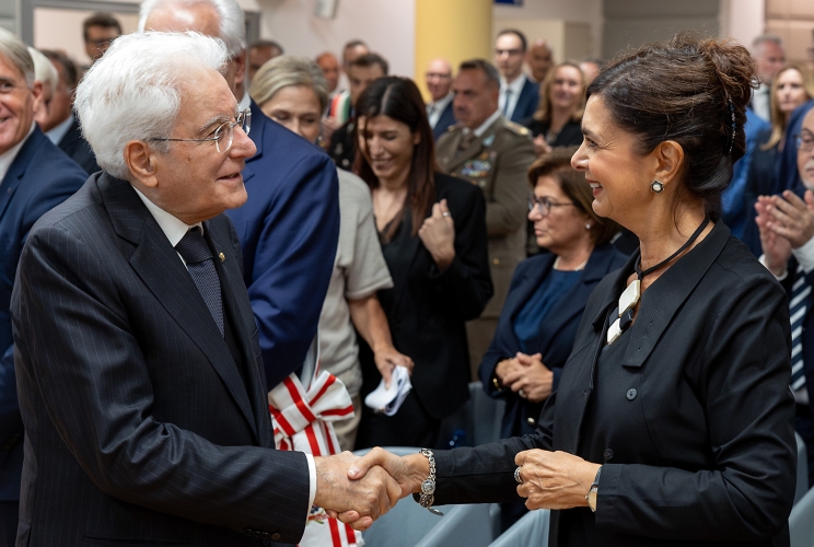 Il Presidente Sergio Mattarella saluta Laura Boldrini, in occasione della cerimonia presso il Polo Nuovo dell’Ospedale Misericordia