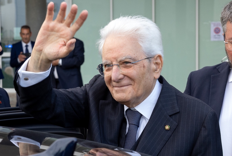Il Presidente Sergio Mattarella al termine della visita alla Stanza Rosa del pronto soccorso dell'Ospedale Misericordia, risponde al saluto dei presenti