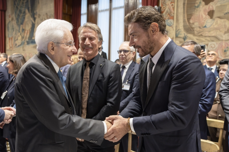 Il Presidente della Repubblica Sergio Mattarella saluta gli attori Cesare Bocci e Giuseppe Zeno, in occasione della 2^ Giornata degli Internati italiani nei campi di concentramento tedeschi durante la seconda Guerra mondiale 
