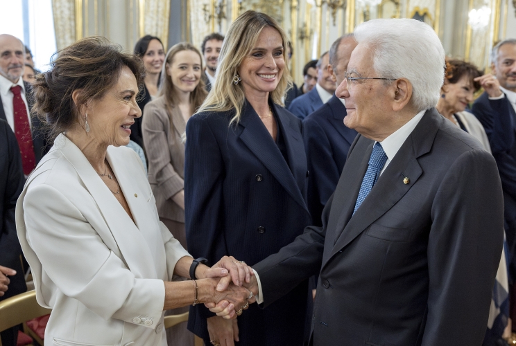 Il Presidente Sergio Mattarella con Elena Sofia Ricci e Serena Autieri, in occasione della presentazione del Premio "Le Maschere del Teatro Italiano"