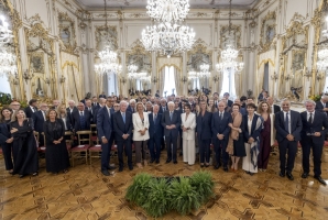 Il Presidente Sergio Mattarella al termine della presentazione del Premio "Le Maschere del Teatro Italiano"