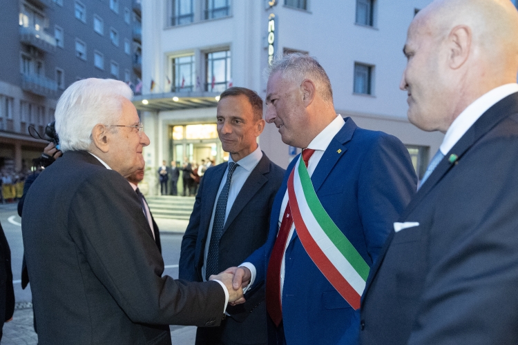 Il Presidente della Repubblica Sergio Mattarella a Teatro “Giuseppe Verdi”, accolto da Massimiliano Fedriga, Presidente della Regione Autonoma Friuli Venezia Giulia, e da Alessandro Basso, Sindaco di Pordenone, in occasione della 27^ edizione di Pordenonelegge – Festa del libro e della libertà 
