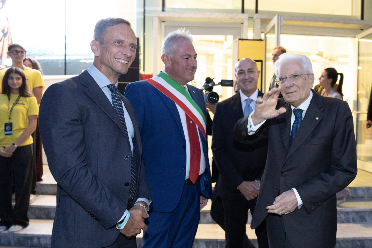 Il Presidente della Repubblica Sergio Mattarella a Teatro “Giuseppe Verdi”, accolto da Massimiliano Fedriga, Presidente della Regione Autonoma Friuli Venezia Giulia, e da Alessandro Basso, Sindaco di Pordenone, in occasione della 27^ edizione di Pordenonelegge – Festa del libro e della libertà 
