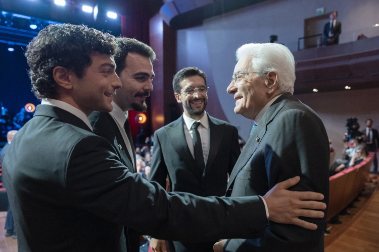 Il Presidente della Repubblica Sergio Mattarella saluta il trio di tenori "Il Volo", in occasione della 27^ edizione di Pordenonelegge – Festa del libro e della libertà 
