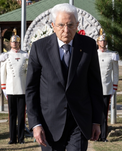 Il Presidente Sergio Mattarella in occasione della deposizione di una corona di fiori, portata a spalla da due Corazzieri in alta uniforme, presso il monumento dedicato alle vittime del terremoto di Amatrice