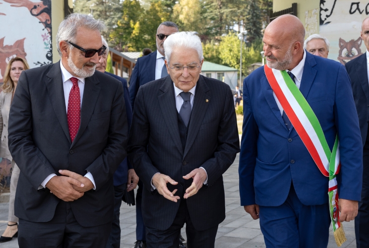 Il Presidente Sergio Mattarella accolto da Francesco Rocca, Presidente della Regione Lazio e Giorgio Cortellesi, Sindaco di Amatrice, in occasione dell'inaugurazione dell’anno scolastico 2026/2027 presso l’Istituto Omnicomprensivo “Sergio Marchionne”, nel decimo anniversario del terremoto