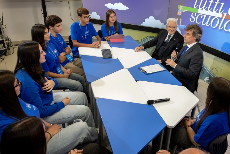 Il Presidente Sergio Mattarella con Alberto Angela, giornalista, partecipa ad un laboratorio con gli studenti della scuola sul tema delle nuove tecnologie, in occasione dell'inaugurazione dell’anno scolastico 2026/2027, presso l’Istituto Omnicomprensivo “Sergio Marchionne" di Amatrice