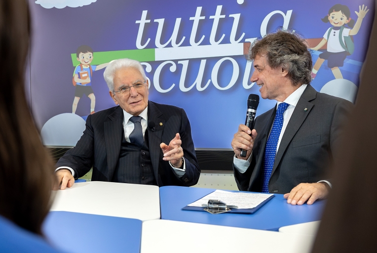 Il Presidente Sergio Mattarella con Alberto Angela, giornalista, partecipa ad un laboratorio con gli studenti della scuola sul tema delle nuove tecnologie, in occasione dell'inaugurazione dell’anno scolastico 2026/2027, presso l’Istituto Omnicomprensivo “Sergio Marchionne" di Amatrice