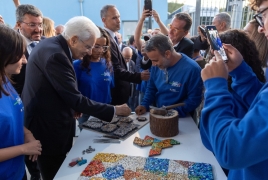Il Presidente Sergio Mattarella inserisce una tessera in un mosaico nel corso della visita ai laboratori allestiti per l'inaugurazione dell’anno scolastico 2026/2027, presso l’Istituto Omnicomprensivo “Sergio Marchionne" di Amatrice