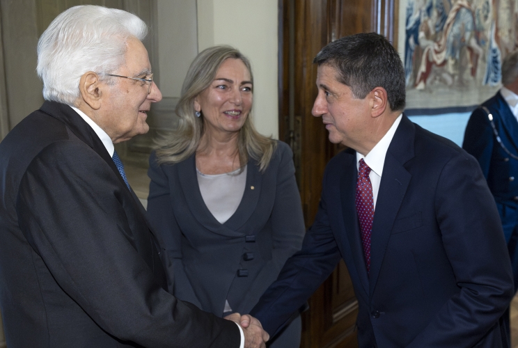 Il Presidente Sergio Mattarella accoglie  l'Amb. Mariangela Zappia, Presidente dell'Istituto per gli studi di politica internazionale e Maurizio Tamagnini, CEO Fondo Strategico Italiano, in occasione dell'incontro con una delegazione dell'ISPI e del Fondo strategico italiano - FSI